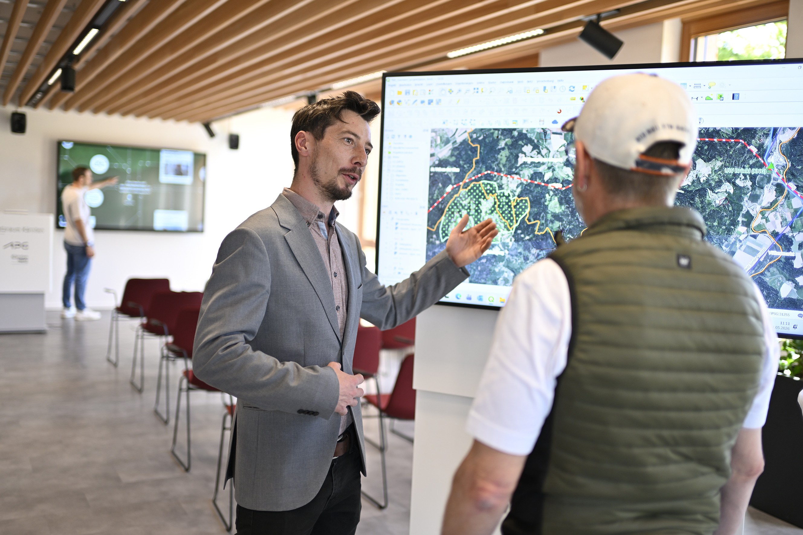 Trassierer erklärt Person etwas im Infocenter