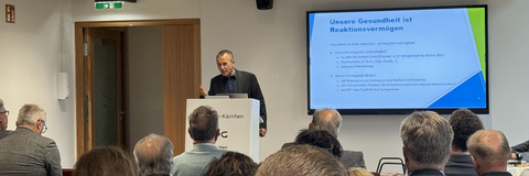 Dr. Heinz Fuchsig spricht vor Interessierten