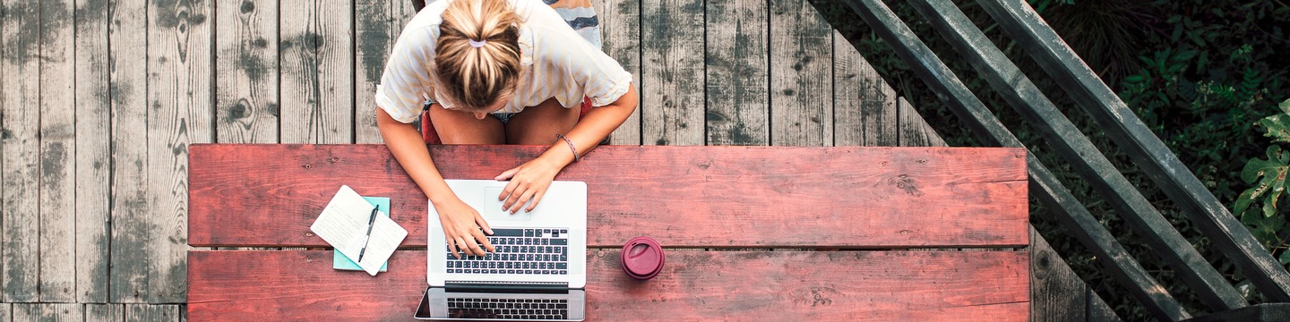 Frau arbeitet an Laptop