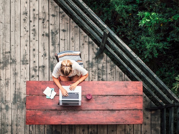 Frau arbeitet an Laptop